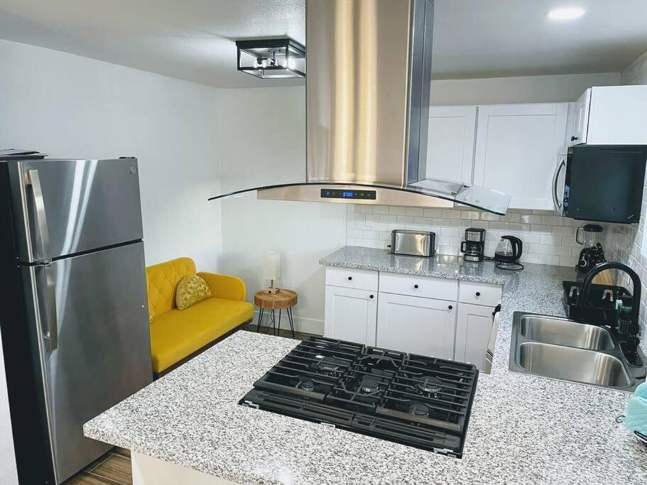 Phoenix Retreat - 2 Bedroom Home With King-Size Bed - 3 Smart Tvs - 10 Min From Airp - Unit A Экстерьер фото